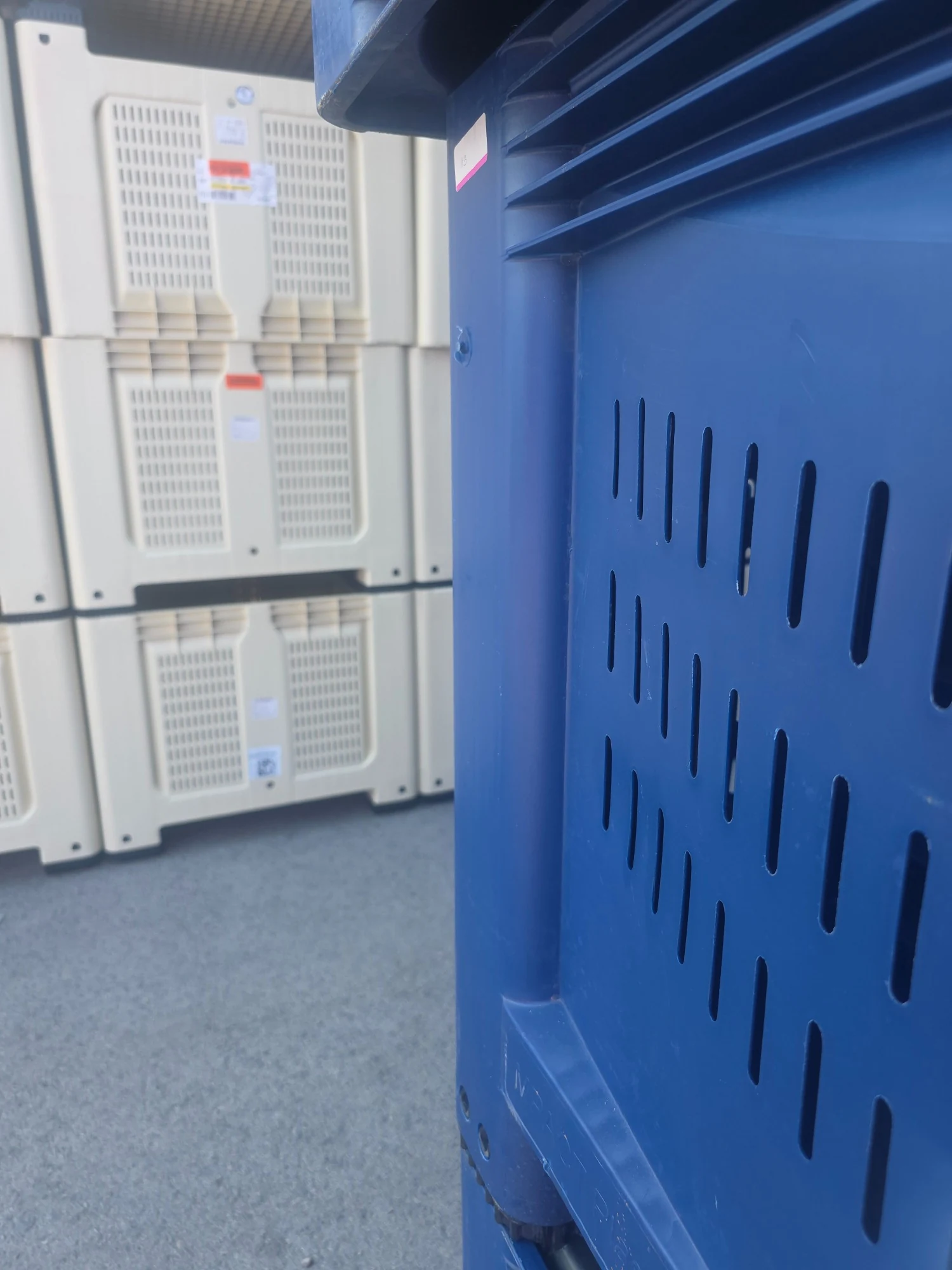 Detalle de contenedores de plástico